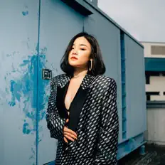 Escucha a Khim Ng, mira videos musicales, lee su biografía, consulta las fechas de las gira y más.