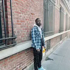 聆聽 Adef Nona、觀看音樂影片、閱讀小傳、查看巡演日期等！