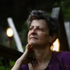 聆聽 Eleonor Sandresky、觀看音樂影片、閱讀小傳、查看巡演日期等！