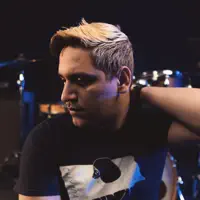 Ascolta undefined, guarda video musicali, leggi la biografia, vedi le date del tour & altro!
