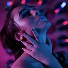 收听 Stella Reine、观看音乐视频、阅读小传、查看巡演日期等 ！