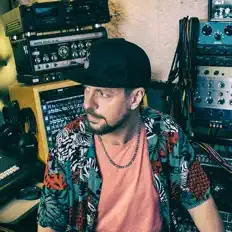 Dengarkan Analog Traveler, tonton video musik, baca bio, lihat tanggal tur & lainnya!