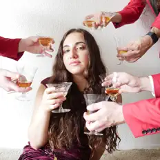 Hör dir Shedonist an, schau dir Musikvideos an, lies die Biografie, finde Tourdaten und mehr!