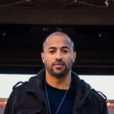 Uroyan dinle, müzik videolarını izle, biyografisini oku, tur tarihlerini ve daha fazlasını gör!