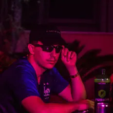 Ascolta Young Colli, guarda video musicali, leggi la biografia, vedi le date del tour & altro!