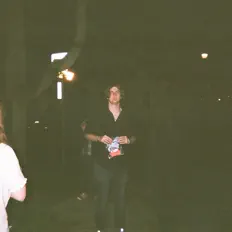 WhiteBoard PipeDreamsを聴いたり、ミュージックビデオを鑑賞したり、経歴やツアー日程などを確認したりしましょう！