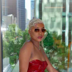 Ona dinle, müzik videolarını izle, biyografisini oku, tur tarihlerini ve daha fazlasını gör!