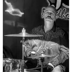 Dengarkan Davis Hall & The Green Lanterns, tonton video musik, baca bio, lihat tanggal tur & lainnya!