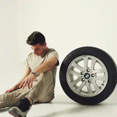 L. U. C. A.을(를) 듣고, 뮤직 비디오를 보고, 약력을 읽고, 투어 일정 등을 확인하세요!