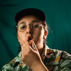 Dengarkan Sasha Assad, tonton video musik, baca bio, lihat tanggal tur & lainnya!