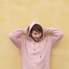 Poslechněte si interpreta Okonomiyaki, sledujte hudební videa, přečtěte si životopis, podívejte se na data turné a další informace.