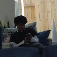 聆聽 undefined、觀看音樂影片、閱讀小傳、查看巡演日期等！