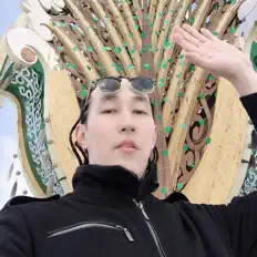 聆聽 Kokrash、觀看音樂影片、閱讀小傳、查看巡演日期等！