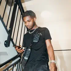 聆聽 Bnizz、觀看音樂影片、閱讀小傳、查看巡演日期等！