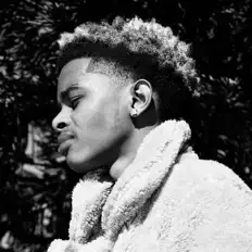 Oliphantomを聴いたり、ミュージックビデオを鑑賞したり、経歴やツアー日程などを確認したりしましょう！