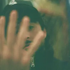 Hör dir Dalas an, schau dir Musikvideos an, lies die Biografie, finde Tourdaten und mehr!