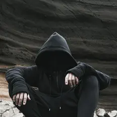 LKI을(를) 듣고, 뮤직 비디오를 보고, 약력을 읽고, 투어 일정 등을 확인하세요!