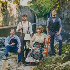 Hör dir Hey Mavis an, schau dir Musikvideos an, lies die Biografie, finde Tourdaten und mehr!