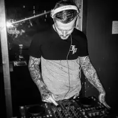 DJ Simmiを聴いたり、ミュージックビデオを鑑賞したり、経歴やツアー日程などを確認したりしましょう！