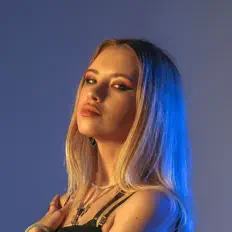 Poslechněte si interpreta Babie Alyona, sledujte hudební videa, přečtěte si životopis, podívejte se na data turné a další informace.