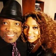 Tez n Tamを聴いたり、ミュージックビデオを鑑賞したり、経歴やツアー日程などを確認したりしましょう！