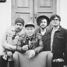 Cassandraを聴いたり、ミュージックビデオを鑑賞したり、経歴やツアー日程などを確認したりしましょう！