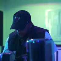 聆聽 undefined、觀看音樂影片、閱讀小傳、查看巡演日期等!