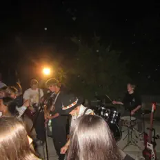 Tapeを聴いたり、ミュージックビデオを鑑賞したり、経歴やツアー日程などを確認したりしましょう！