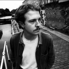 Tech Supportを聴いたり、ミュージックビデオを鑑賞したり、経歴やツアー日程などを確認したりしましょう！