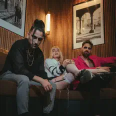 Poslechněte si interpreta Fortvna, sledujte hudební videa, přečtěte si životopis, podívejte se na data turné a další informace.