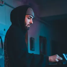 Poslechněte si interpreta Jointjay, sledujte hudební videa, přečtěte si životopis, podívejte se na data turné a další informace.