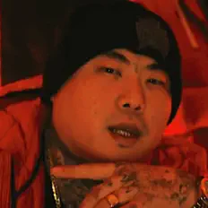 聆聽 Lil Pentagram、觀看音樂影片、閱讀小傳、查看巡演日期等！