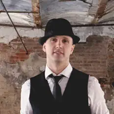 Andrenalin सुनें, म्यूज़िक वीडियो देखें, बायो पढ़ें, दौरे की तारीखें और बहुत कुछ देखें!