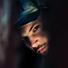 聆聽 La Débrouille、觀看音樂影片、閱讀小傳、查看巡演日期等！