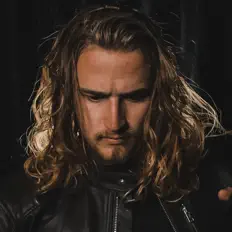 Poslechněte si interpreta Asagrim, sledujte hudební videa, přečtěte si životopis, podívejte se na data turné a další informace.