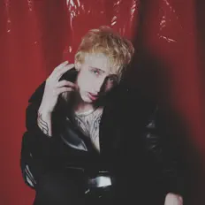 БЛОНДИН सुनें, म्यूज़िक वीडियो देखें, बायो पढ़ें, दौरे की तारीखें और बहुत कुछ देखें!