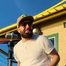 Hör dir Manu Sandoval an, schau dir Musikvideos an, lies die Biografie, finde Tourdaten und mehr!