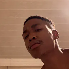 聆聽 JustVuyo!、觀看音樂影片、閱讀小傳、查看巡演日期等！