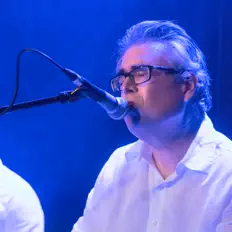 Ouve Mitus, vê vídeos de música, lê a biografia, vê as datas da digressão e muito mais!