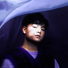 RUMBU을(를) 듣고, 뮤직 비디오를 보고, 약력을 읽고, 투어 일정 등을 확인하세요!