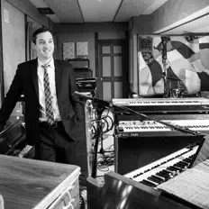 Poslechněte si interpreta Danny Chaimson & The 11th Hour, sledujte hudební videa, přečtěte si životopis, podívejte se na data turné a další informace.