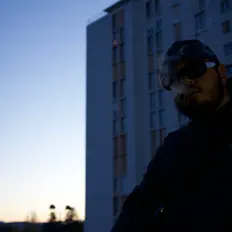 Poslechněte si interpreta NASS, sledujte hudební videa, přečtěte si životopis, podívejte se na data turné a další informace.