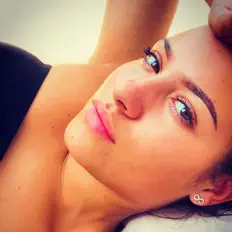 E L L É सुनें, म्यूज़िक वीडियो देखें, बायो पढ़ें, दौरे की तारीखें और बहुत कुछ देखें!