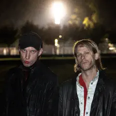 收听 Shiny Darkly、观看音乐视频、阅读小传、查看巡演日期等 ！