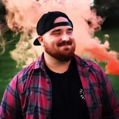 Hör dir Lunar Eyez an, schau dir Musikvideos an, lies die Biografie, finde Tourdaten und mehr!