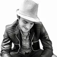 Hör dir undefined an, schau dir Musikvideos an, lies die Biografie, finde Tourdaten und mehr!
