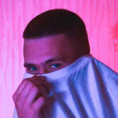 Poslechněte si interpreta MODELO, sledujte hudební videa, přečtěte si životopis, podívejte se na data turné a další informace.