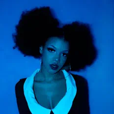 Hör dir Skodi an, schau dir Musikvideos an, lies die Biografie, finde Tourdaten und mehr!