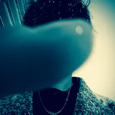 聆聽 Night to Lie、觀看音樂影片、閱讀小傳、查看巡演日期等！