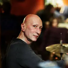 Posłuchaj wykonawcy John Sferra, obejrzyj teledyski, przeczytaj biografię, zobacz daty tras koncertowych i nie tylko!